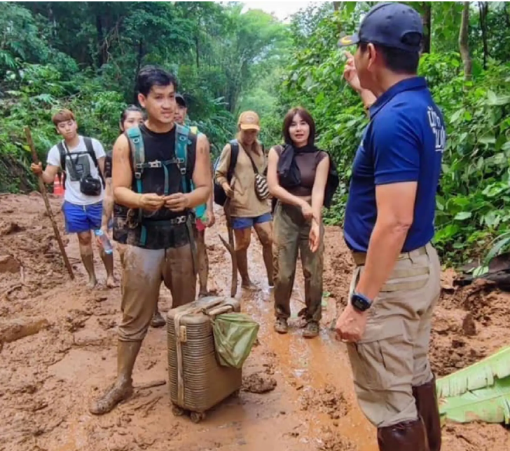 Turis dan Warga yang Terisolir akibat Banjir Chiang Mai Diselamatkan